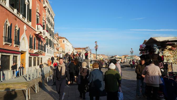 Kesibukan di sekitar dermaga Venice yang diramaikan banyak pedagang souvenir dan restoran. (Liputan6.com/Marco Tampubolon)