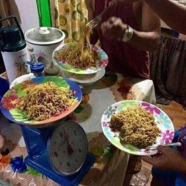 6 Cara Nyeleneh Berbagi Makanan Biar Adil dan Sama Rata Ini Kocak Banget