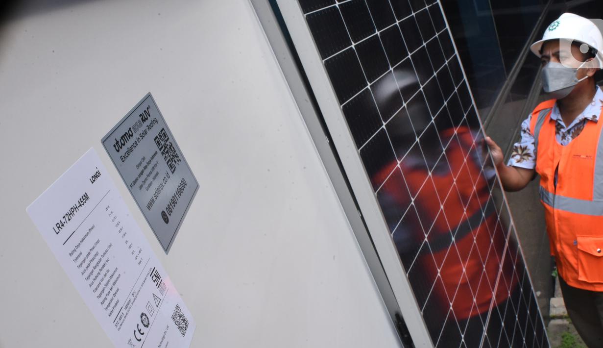 Teknisi melihat panel surya Utomo SolaRUV di Jakarta (31/12/21). Utomo SolaRUV membuka kesempatan kepada masyarakat dan UMKM untuk memiliki PLTS atap dengan menciptakan program mitra Juragan Atap Surya yang bisa memberikan edukasi dalam pemasangan PLTS atap. (Liputan6.com/HO/Andrey)