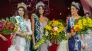 Kontestan asal Delta Amacuro, Sthefany Gutierrez (tengah) memegang bunga dan mengenakan mahkota saat dinobatkan sebagai Miss Venezuela 2017 di Caracas, Venezuela (9/11). (AFP Phot/STR)