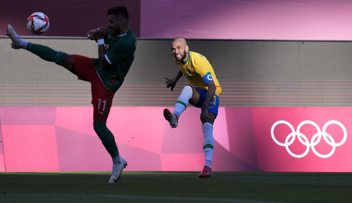 Kapten Brasil, Daniel Alves nyaris mencetak gol lewat tendangan bebas di menit ke-23. Namun, sepakannya masih mampu ditahan kiper Meksiko, Guillermo Ochoa. Skor imbang bertahan hingga peluit turun minum dibunyikan. (Foto: AP/Fernando Vergara)