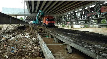 Akibat luapan Bendung Katulampa, Bogor, Sungai Ciliwung kini meluap. Luapan itu membawa sampah yang menumpuk. Salah satunya di kawasan Kalibata, Jakarta Selatan.
