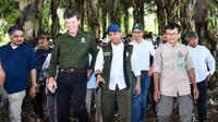 Menteri Kehutanan Republik Indonesia, Raja Juli Antoni, melaksanakan kunjungan kerja ke perkebunan aren milik masyarakat di Kabupaten Garut, Jawa Barat pada Sabtu (10/5/2025). (Foto: Istimewa)