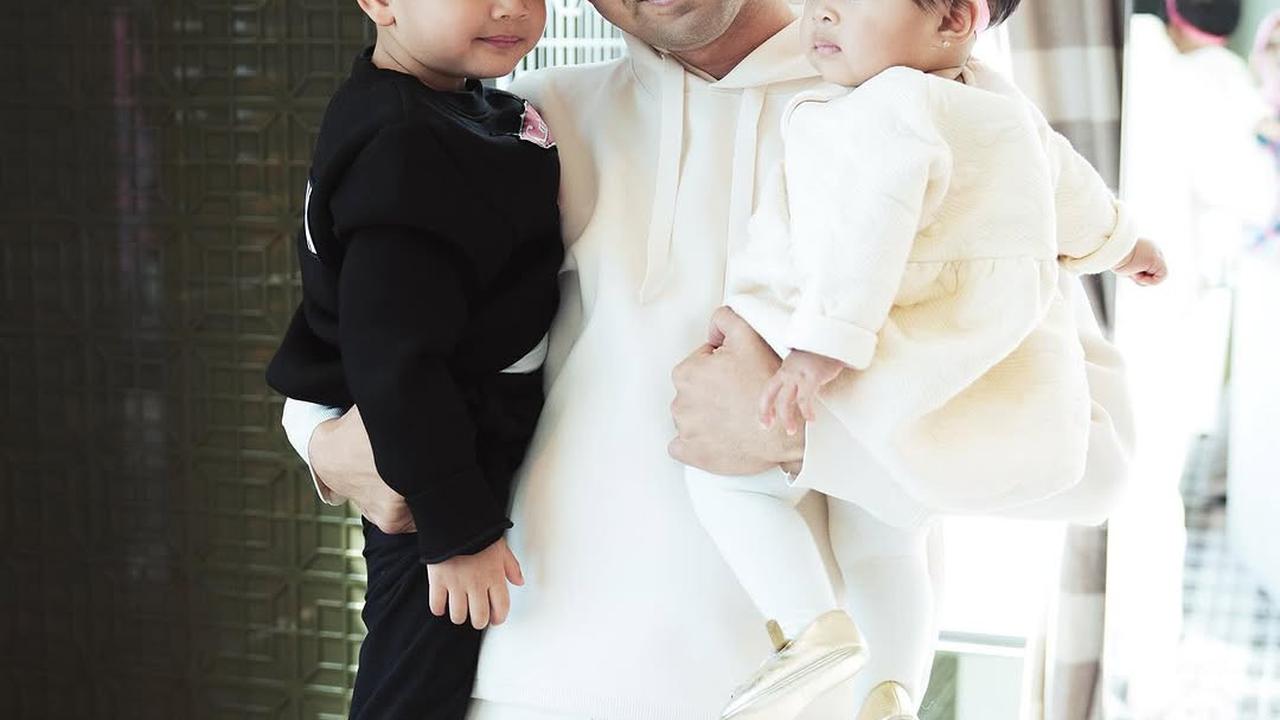 Potret Raffi Ahmad Gendong Rayyanza dan Lily Bersamaan, Terlihat Penuh Kasih Sayang