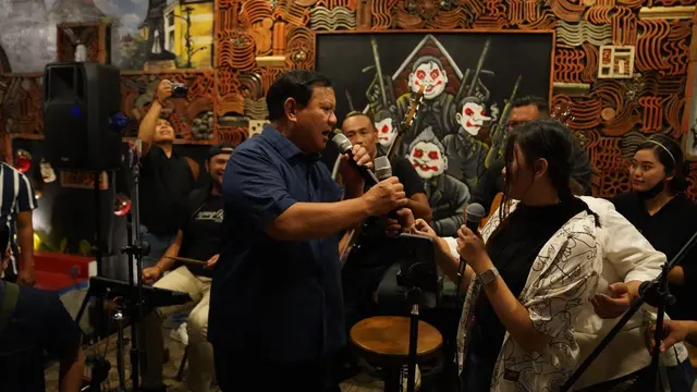 Ketua Umum Partai Gerindra Prabowo Subianto bernyanyi bersama relawan Jokowi dan Relawan Bolone Mase Gibran