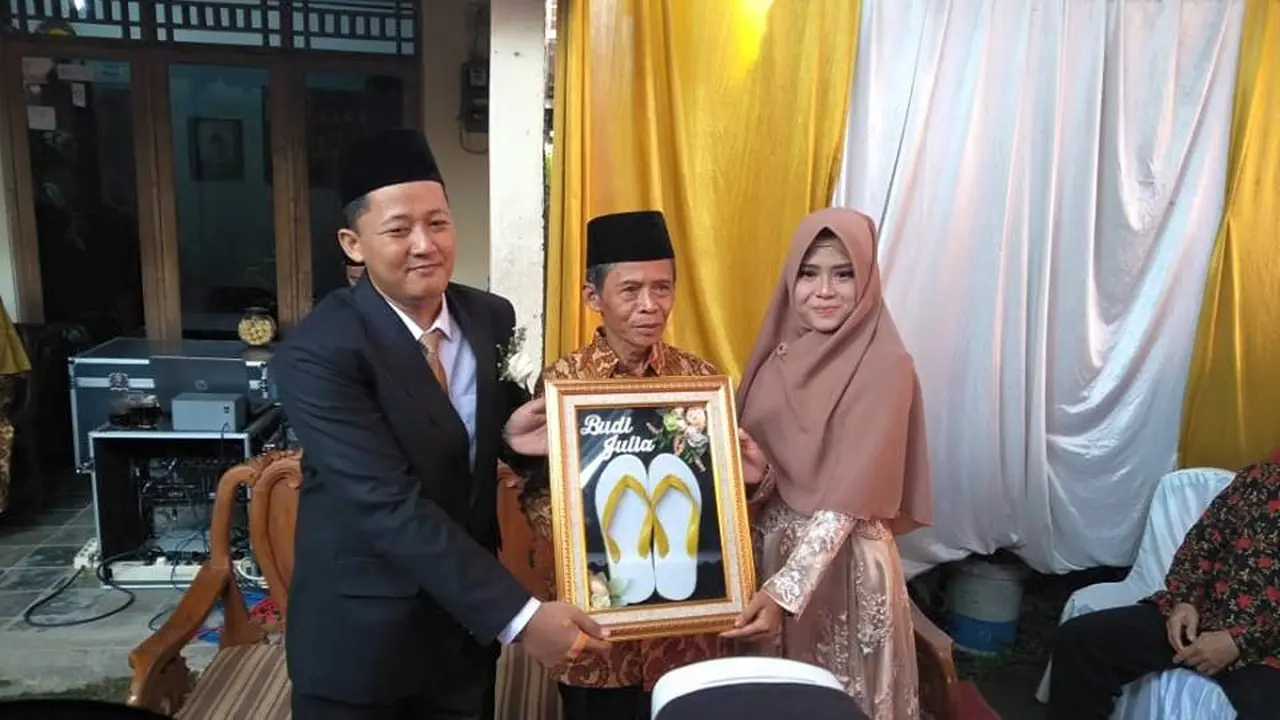 pasangan menikah dengan mahar sendal jepit (foto: Facebook Nabilla Safira)
