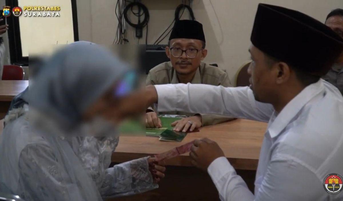 Cium Tangan Suami