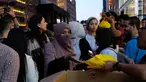 Relawan membagikan makanan berbuka puasa untuk umat muslim dan aktivis pendukung antaragama di dekat Trump Tower, New York, Kamis (1/6). Ratusan muslim menggelar demonstrasi memprotes retorika dan kebijakan Donald Trump yang xenophobia. (Jewel SAMAD/AFP)