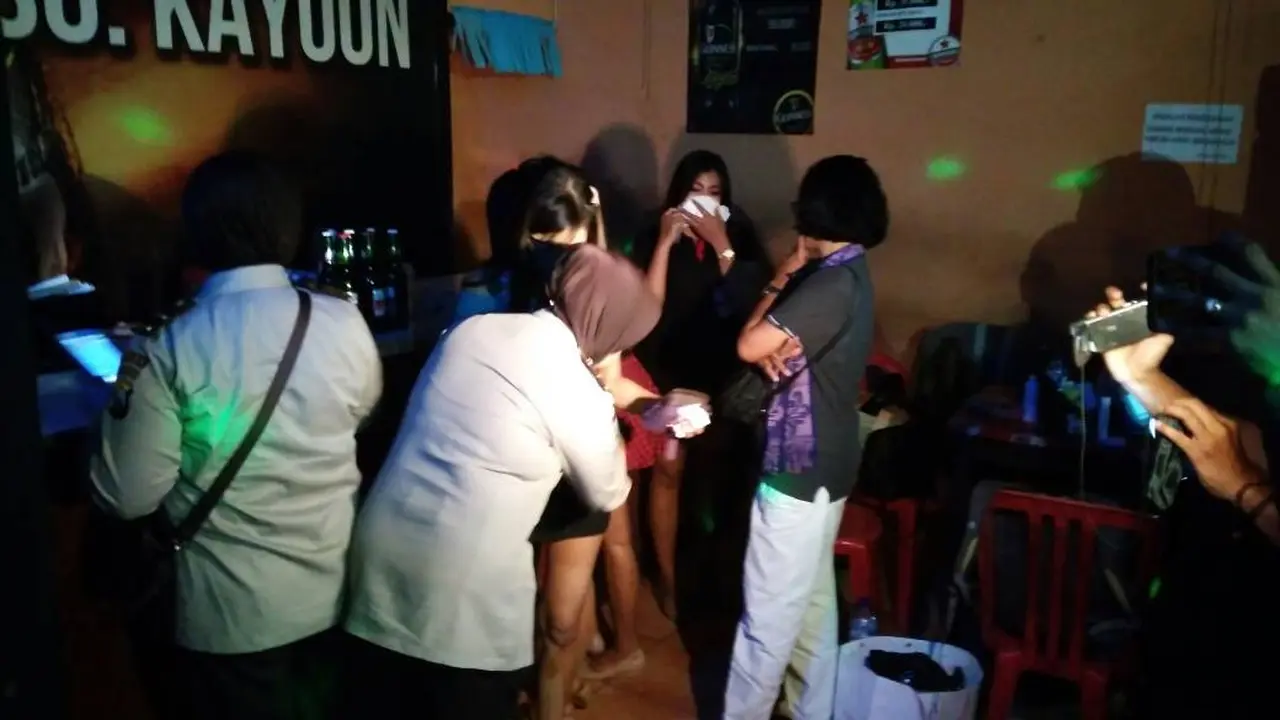 Razia Hiburan Malam di Surabaya