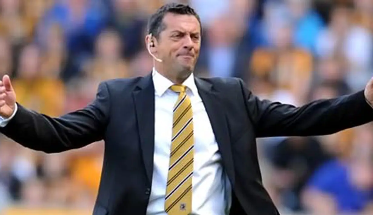 Hull City's manager Phil Brown appeals to the fourth official during the EPL football match between Hull City and Liverpool at The Kingston Communications Stadium in Hull, north-east England, on April 25, 2009. AFP PHOTO/PAUL ELLIS