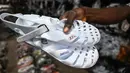 Mereka telah dijual di pasar-pasar Pantai Gading "selama 30 atau 40 tahun" dan bahkan kesuksesan sandal jepit di seluruh dunia tidak merampas apa yang telah menjadi simbol identitas Pantai Gading. (Sia KAMBOU / AFP)