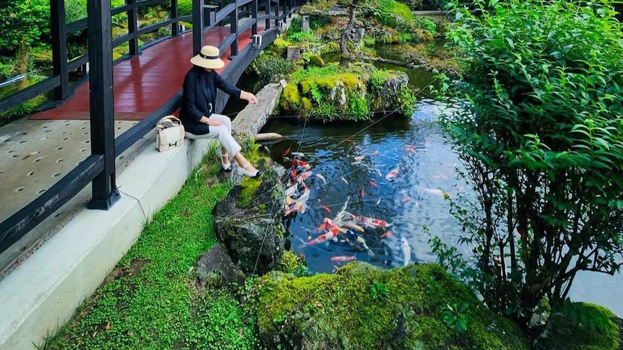 Potret Syahrini seru liburan di Kyushu, panik saat tas Hermes jatuh