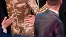 Penyanyi dan aktor, Justin Timberlake saat ingin mencium sang istri, Jessica Biel saat tampil pada ajang Oscar 2017 di Hollywood, California, AS (26/2). (Kevin Winter/Getty Images/AFP)