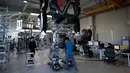  Karyawan memeriksa bagian kaki robot berawak "METHOD-2" selama demonstrasi di Gunpo, Korea Selatan, (27/12). Robot raksasa ini memiliki ketinggian 4 meter. (Reuters/Kim Hong-Ji)