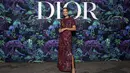 Anoushka Shankar tampil memikat dalam balutan dress bordir koleksi Dior Pre Fall 2023, disertai sepatu dari Dior. (Foto: Dior/ Dok.)