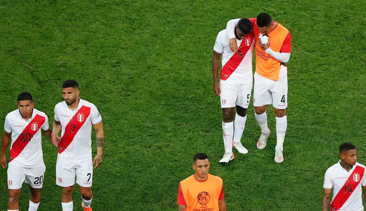 Wajah lesu para pemain Peru saat meninggalkan lapangan usai kalah dari Brasil dalam laga Grup A Copa America di Arena Corinthians, Sao Paulo, Brasil, Sabtu (22/6/2019). Brasil lolos ke babak perempat final usai membantai Peru 5-0. (AP Photo/Nelson Antoine)