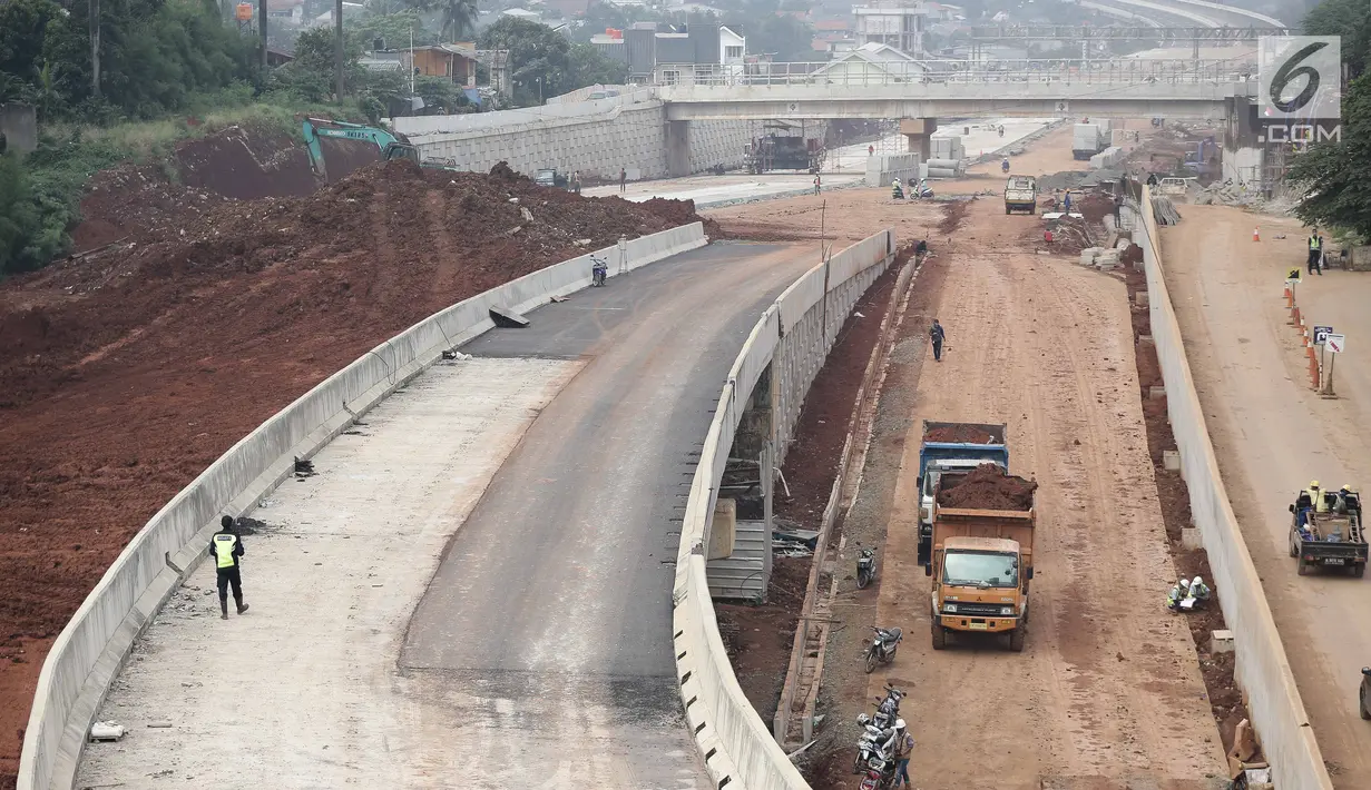 Suasana pembangunan proyek Tol Depok - Antasari (Desari) di kawasan Cilandak, Jakarta, Kamis (19/4). Tol sepanjang 12 kilometer ini diprediksi akan mengurangi kepadatan jalur utama TB Simatupang dan Lenteng Agung. (Liputan6.com/Faizal Fanani)