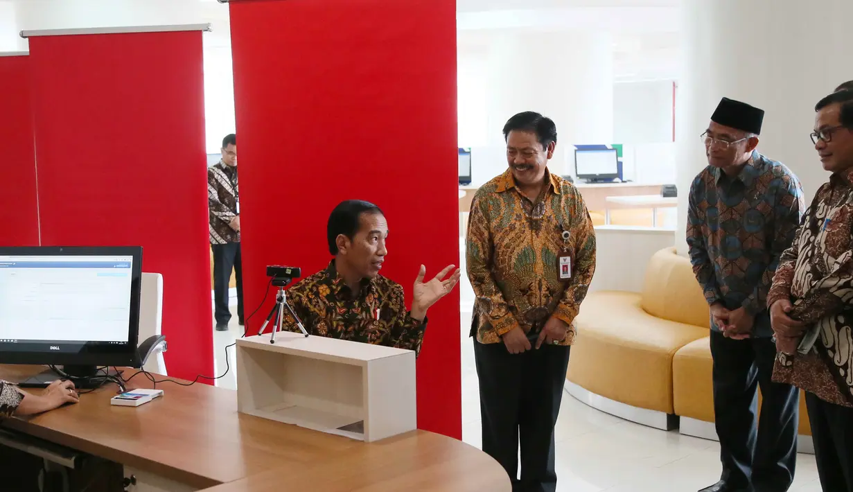 Presiden Jokowi saat mendaftarkan diri menjadi anggota perpustakaan usai peresmian gedung baru Perpustakaan Nasional di Jakarta, Kamis (14/9). Gedung dengan 27 lantai itu merupakan gedung perpustakaan tertinggi di dunia. (POOL/Kompas/Wisnu Widiantoro)