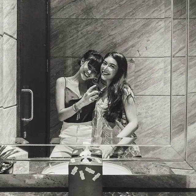 7 Potret Kedekatan Rica Andriani dan Awkarin, Sering Hangout Bareng