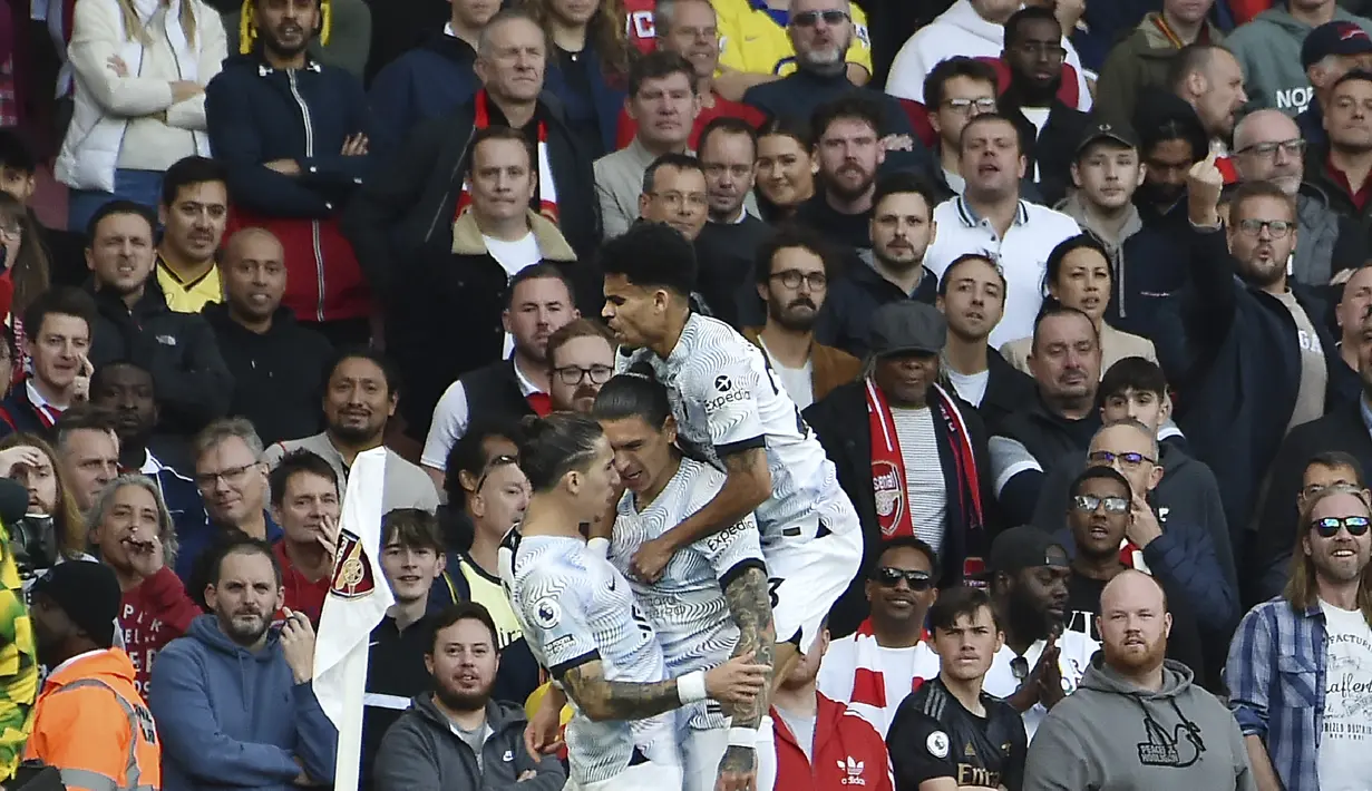 Penyerang Liverpool, Darwin Nunez (tengah) berselebrasi dengan rekan satu timnya setelah mencetak gol ke gawang Arsenal selama pertandingan lanjutan Liga Inggris di Stadion Emirates di London, Minggu (9/10/2022). Arsenal menang tipis atas Liverpool dengan skor 3-2. (AP Photo/Rui Vieira)