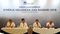 Presiden Direktur PT AXA Mandiri Financial Services (AXA Mandiri) Handojo Gunawan Kusuma (kedua kanan) memaparkan kinerja keuangan di Press Conference AXA Mandiri di Hotel JW Marriott, Jakarta, Selasa (25/2/2020).