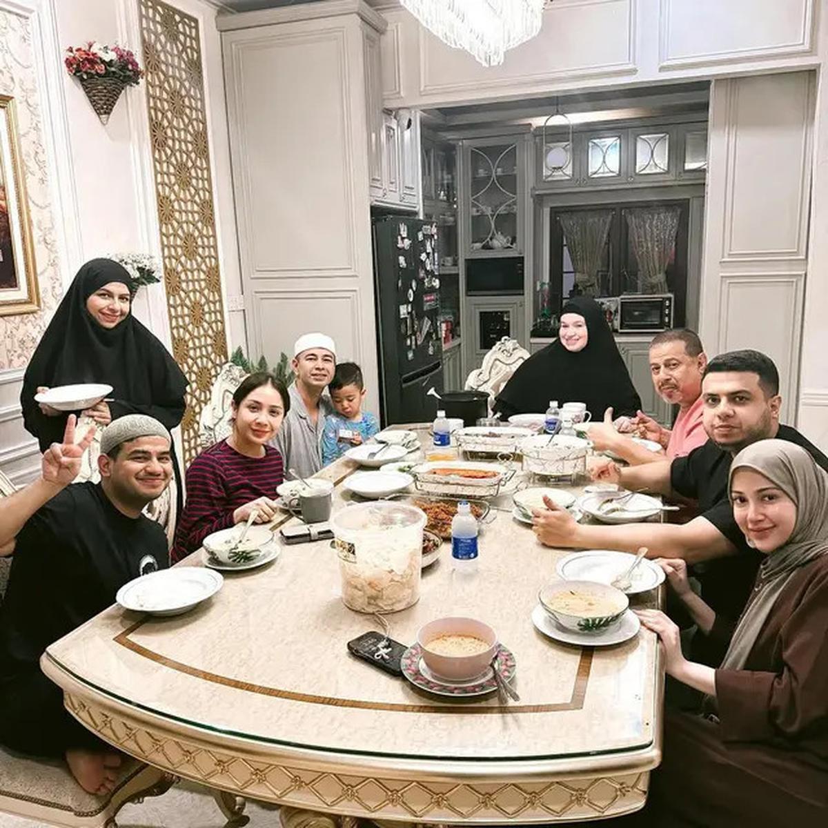6 Potret Raffi Ahmad Sahur hingga Buka Puasa Bareng Rekan Artis, Ramadan Penuh Momen