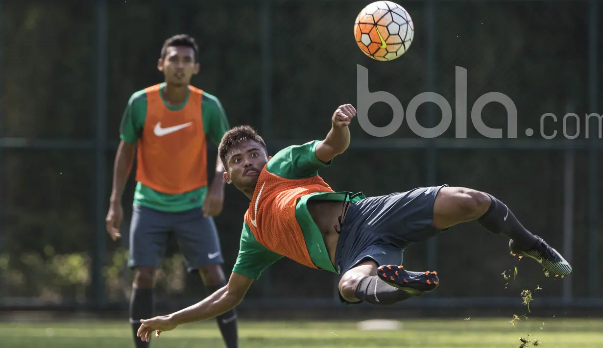 Pemain Timnas Indonesia, Saddil Ramdani, berusaha menendang bola saat latihan di Lapangan SPH Karawaci, Banten, Senin (3/4/2017). Timnas U-22 melakukan persiapan jelang laga persahabatan melawan Persija Jakarta. (Bola.com/Vitalis Yogi Trisna)