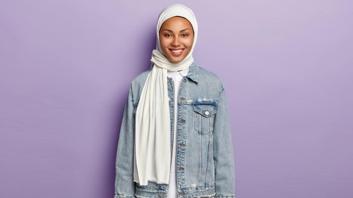 7 Gamis dengan Outer Denim yang Kekinian, Inspirasi Mix and Match Kasual dan Modis