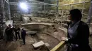 Jurnalis mengunjungi bangunan teater Romawi kuno di bawah Tembok Barat, Yerusalem, Senin (16/10). Catatan sejarah menunjukkan, teater itu dibangun pada masa pendudukan Romawi di Jerusalem antara tahun 63 SM hingga tahun 313. (MENAHEM KAHANA/AFP)