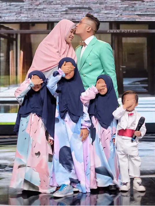 Bersyukur setelah itu kondisi ayahnya terus membaik. Bahkan sudah diizinkan keluar dari ruang ICU dan masuk ke ruang perawatan biasa. Irfan Hakim berharap bisa umrah bersama keluarga pada Januari 2018 mendatang. (Instagram/irfanhakim75)