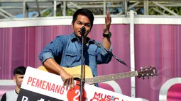 Pemenang kedua Music Video Contest, Dibya Dika saat tampil di atas panggung inBox SCTV di Cibinong Square, Bogor, Kamis (29/1/2015). Dibya Dika berhak menjadi pemenang kedua setelah mendapat 21.776 likes. (Liputan6.com/Helmi Fithriansyah)