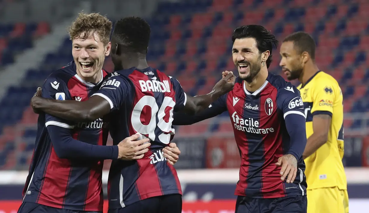 Pemain Bologna merayakan gol yang dicetak Andreas Skov Olsen ke gawang Parma pada laga lanjutan Liga Italia di di Stadion Renato Dell'Ara, Selasa (29/9/2020) dini hari WIB. Bolongna menang 4-1 atas Parma. (Filippo Rubin/LaPresse via AP)