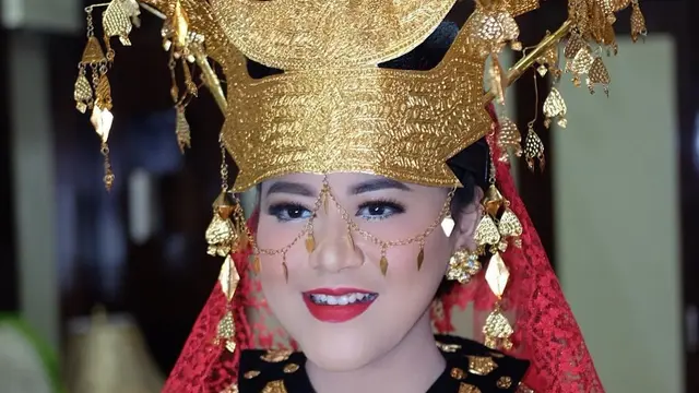 [Bintang] Pakai Bulang, Kahiyang Ayu Nggak Ribet dengan Kebaya Mandailing