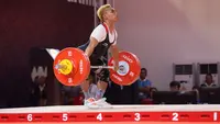 Atlet angkat besi Indonesia, Eko Yuli Irawan berkompetisi pada nomor angkat besi putra 61 kg SEA Games 2023 di Taekwondo Hall Olympic Complex, Phnom Penh, Kamboja, Sabtu (13/05/2023). (Bola.com/Abdul Aziz)