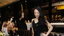 Rambut panjang Naura Ayu ditata dengan gaya curly yang bikin ia terlihat glamor [@naura_ayu]