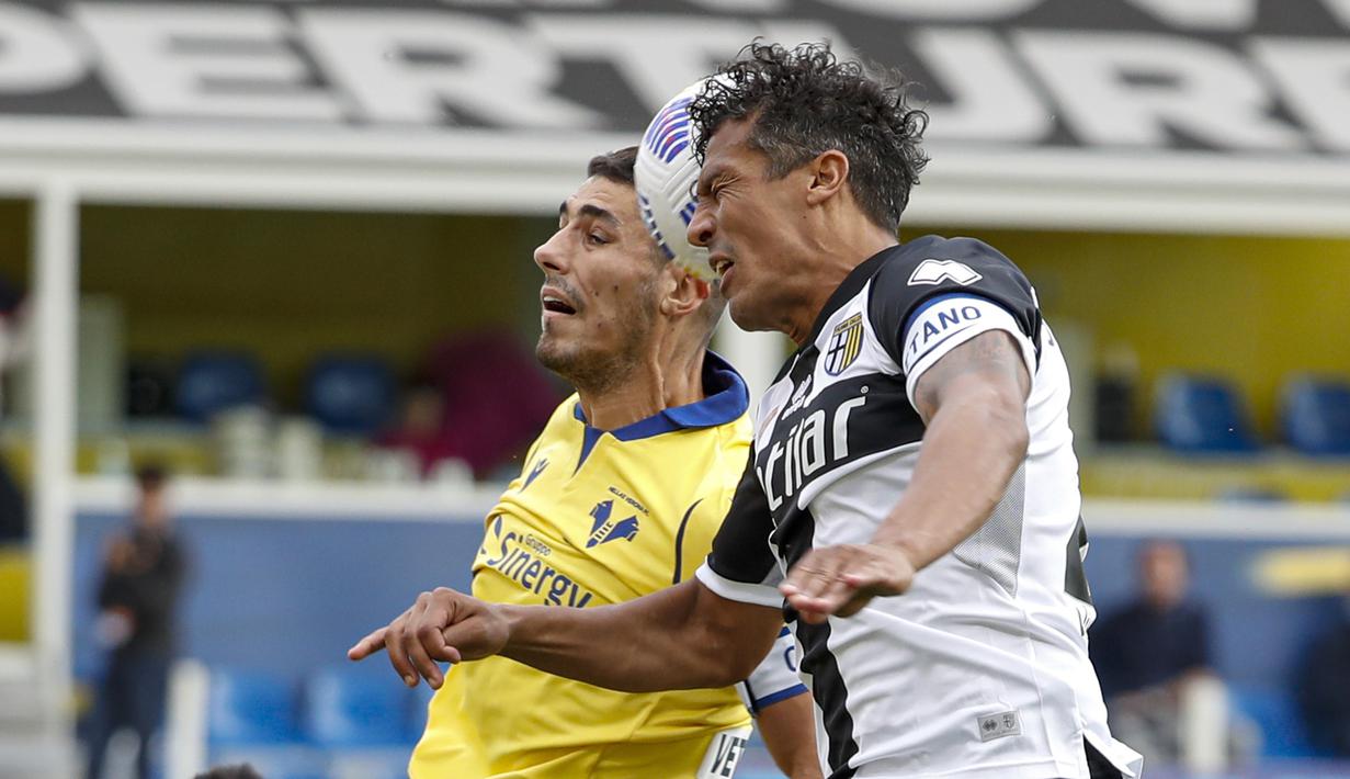 10. Lagi-lagi nama pemain dari Hellas Verona ada di posisi sepuluh dari pemain paling aktif berlari yaitu, Davide Faraoni (kanan) yang menorehkan waktu 1.535 menit bermain dan rata-rata berlari 11,173 km. (Foto: AP/LaPresse/Alessandro Castaldi)