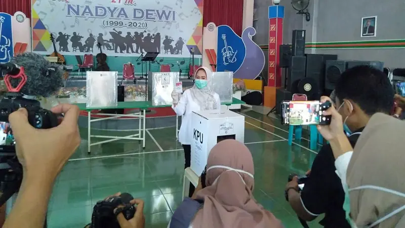 Calon Bupati Purbalingga, Dyah Hayuning Pratiwi menggunakan hak suaranya di TPS 14 Kelurahan Purbalingga Lor Kecamatan Purbalingga, Rabu (9/12/2020) pukul 08.30 WIB.