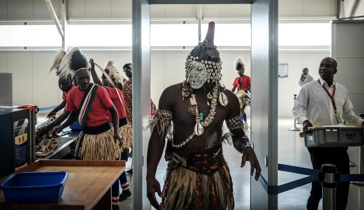 Seorang penari saat pemeriksaan keamanan di bandara Internasional Jomo Kenyatta sebelum kedatangan pesawat yang membawa trofi Piala Dunia FIFA di bandara Internasional Jomo Kenyatta di Nairobi (26/2). (AFP Photo/Yasuyoshi Chiba)