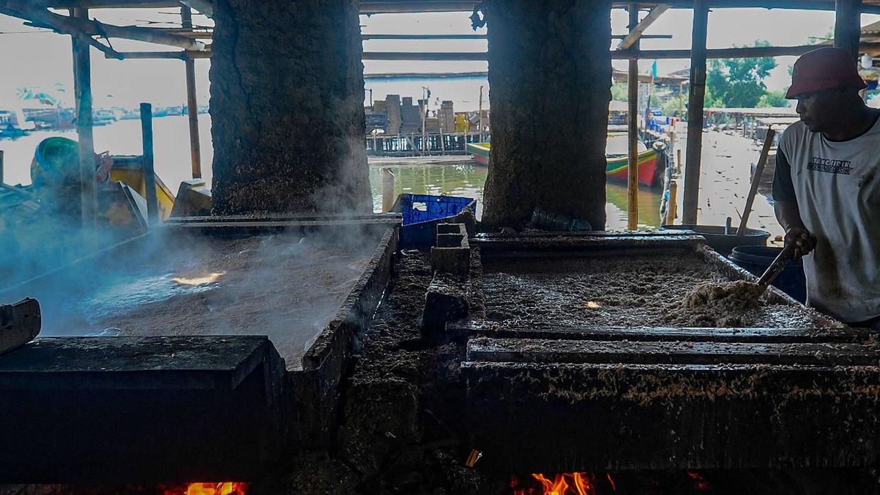 Warga merebus saat mengolah rebon atau udang kecil yang selanjutnya akan dijual dalam bentuk rebon kering di kawasan Kamal, Jakarta Utara, Selasa (08/08/2023).
