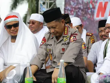 (Ki-ka) Ustad Arifin Ilham, Kapolri Jenderal Tito Karnavian dan Imam Besar FPI Habib Rizieq Syihab memantau demo 2 Desember di Monas, Jakarta, Jumat (2/12). Kapolri bergabung dengan massa yang menggelar doa bersama. (Liputan6.com/Faizal Fanani)
