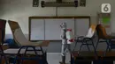 Petugas PMI menyemprotkan cairan disinfektan di Lingkungan SMP Negeri 139 Jakarta, Selasa (9/6/2020). Penyemprotan untuk mencegah penyebaran virus Corona di lingkungan sekolah itu sebagai persiapan memasuki tahun ajaran baru 2020/2021. (merdeka.com/Imam Buhori)