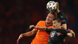 Luuk de Jong merupakan pemain pilihan pelatih Belanda sebelumnya, Frank de Boer di ajang Euro 2020. Ia juga berstatus sebagai rekrutan baru di Barcelona setelah mampu tampil meyakinkan di Sevilla musim lalu. Sayangnya hal tersebut tak membuat van Gaal memilihnya. (Foto: AFP/Pool/Dean Mouhtaropoulos)