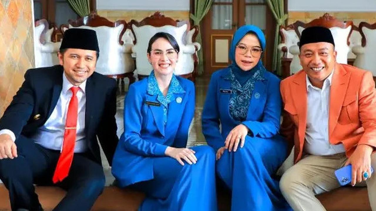 6 Outfit Ibu Pejabat ala Arumi Bachsin yang Penuh Wibawa, dari Batik Kekinian hingga Kebaya Elegan