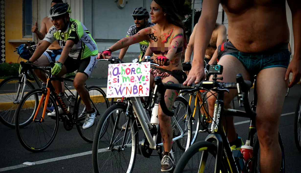 Sejumlah warga mengendarai sepeda dengan telanjang saat mengikuti World Naked Bike Ride di Guadalajara, Jalisco, Meksiko (17/6). Mereka juga mendukung hak pengguna jalan untuk para pesepeda. (AFP Photo/Hector Guerrero)