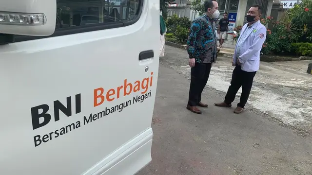 BNI Cabang Utama Purbalingga mendorong program digitalisasi dengan memberikan bantuan satu unit ambulans untuk Rumah Sakit Islam (RSI) Banjarnegara. (Foto: Liputan6.com/Dok. RSI Banjarnegara)