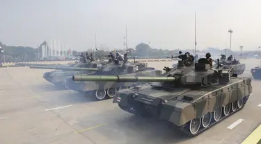 Personel militer membawa tank berpartisipasi dalam pawai selama Hari Angkatan Bersenjata nasional di Naypyitaw, Myanmar, Sabtu (27/3/2021).  Militer Myanmar menggelar unjuk kekuatan besar pada Sabtu (27/3) dalam parade Hari Angkatan Bersenjata Tahunan. (AP Photo)