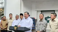 Menteri Koordinator Perekonomian Airlangga Hartarto saat mengumumkan stimulus ekonomi tambahan di Kantor Pos Indonesia, Cikini, Jakarta, Jumat (17/10/2025). (Liputan6.com/Lizsa Egeham)