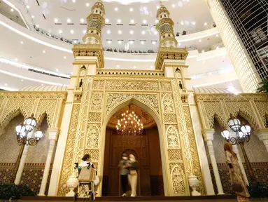 Pengunjung melihat-lihat instalasi Istana Alhambra di Mal Senayan City, Jakarta Pusat, Kamis (15/4/2022). Instalasi megah setinggi 14 meter itu merupakan perwujudan dari tema The Divine Ramadan yang dibuat untuk menyemarakkan bulan puasa. (Liputan6.com/Herman Zakharia)