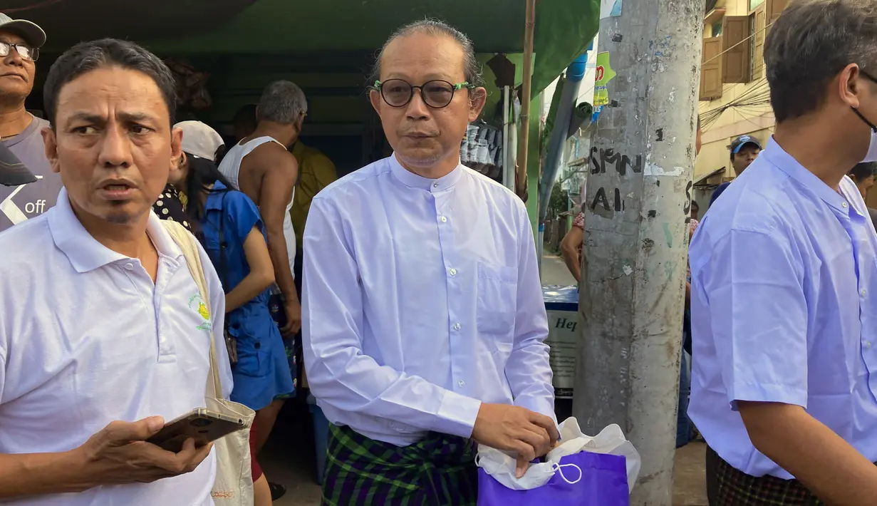 Htin Lin Oo (tengah) seorang penulis dan mantan petugas informasi partai Liga Nasional untuk Demokrasi pimpinan Aung San Suu Kyi, berdiri bersama rekan-rekannya setelah dibebaskan dari Penjara Insein, di Yangon, Myanmar, Rabu (4/1/2023). Junta militer Myanmar mengumumkan pembebasan lebih dari 7.000 narapidana (napi) dalam rangka memperingati 75 tahun Hari Kemerdekaan dari Inggris. (AP Photo)