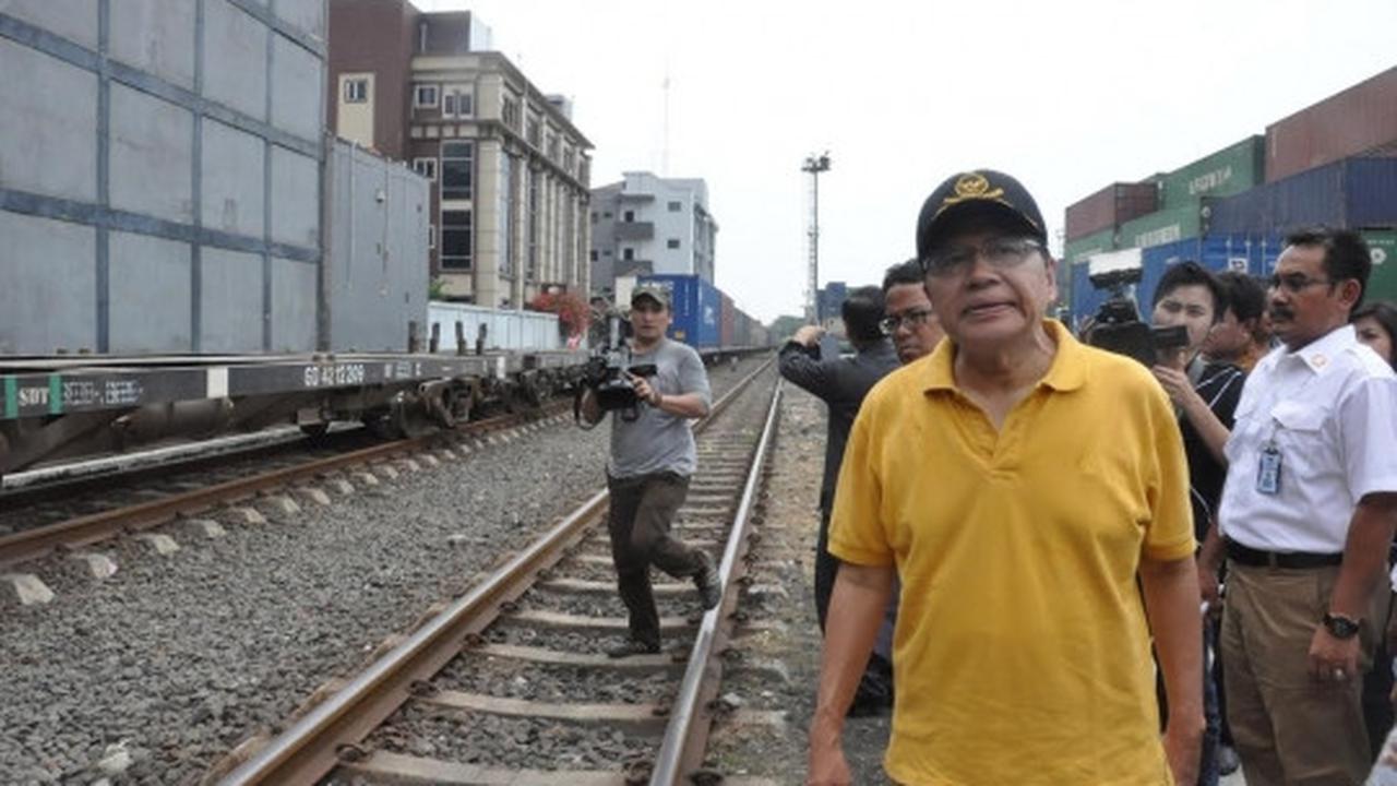 Aksi Menko Rizal Ramli bongkar jalan yang tutupi rel di Priok